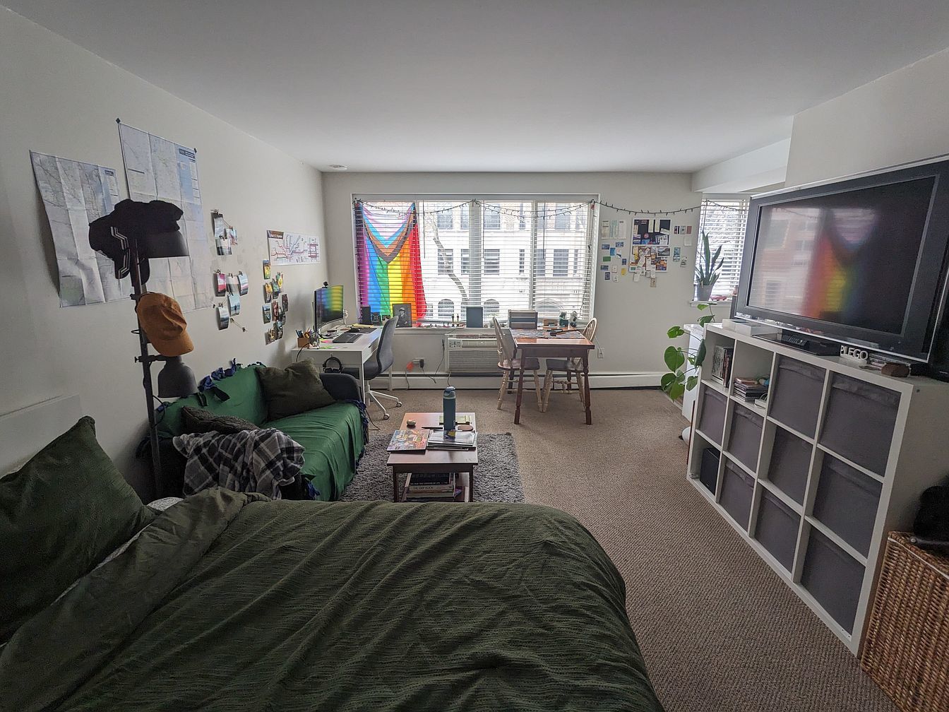 539 W Stratford Place 302