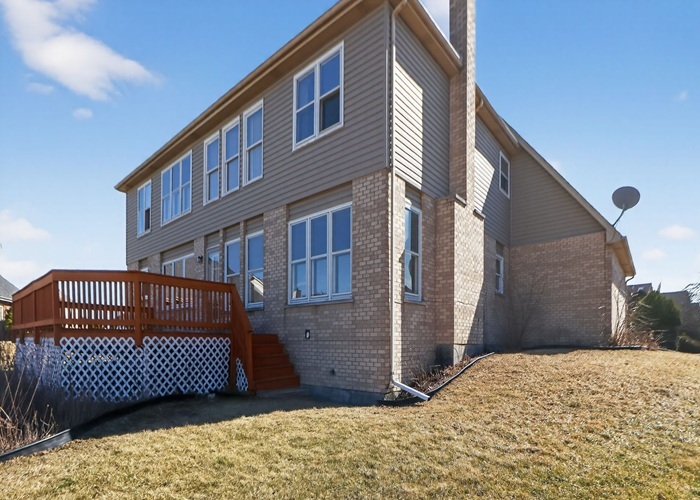 3902 Edgewater Drive