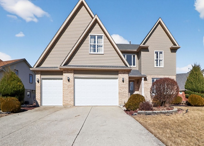 3902 Edgewater Drive