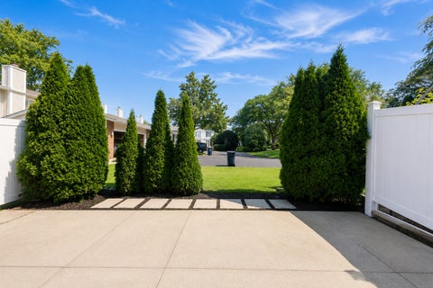 Tiny photo for 520 HUMMINGBIRD Lane, Deerfield, IL 60015 (MLS # 12755062)