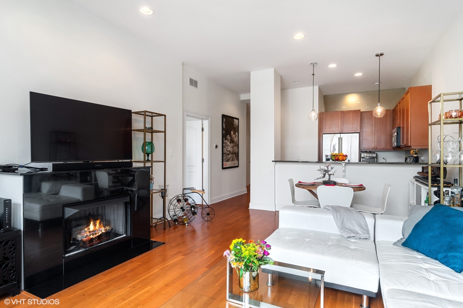 101 W SUPERIOR Street 903