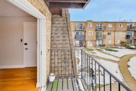 Tiny photo for 9420 Bay Colony Drive #2E, Des Plaines, IL 60016 (MLS # 12519941)