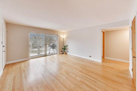 Tiny photo for 9420 Bay Colony Drive #2E, Des Plaines, IL 60016 (MLS # 12519941)