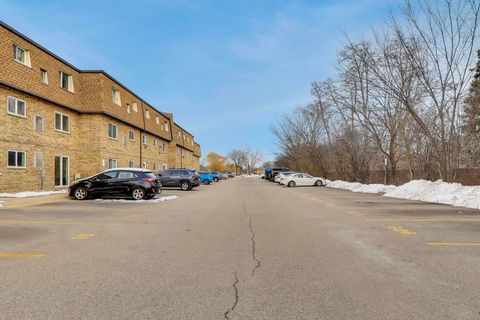 Tiny photo for 9420 Bay Colony Drive #2E, Des Plaines, IL 60016 (MLS # 12519941)