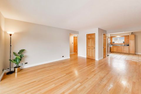 Tiny photo for 9420 Bay Colony Drive #2E, Des Plaines, IL 60016 (MLS # 12519941)