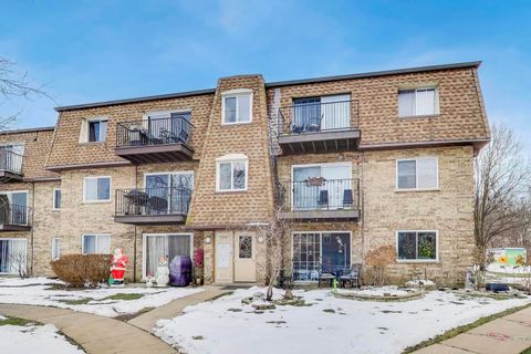 Photo of 9420 Bay Colony Drive #2E, Des Plaines, IL 60016 (MLS # 12519941)