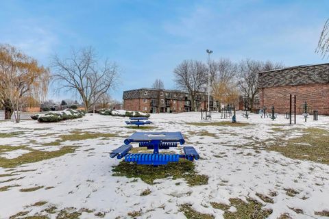 Tiny photo for 9420 Bay Colony Drive #2E, Des Plaines, IL 60016 (MLS # 12519941)