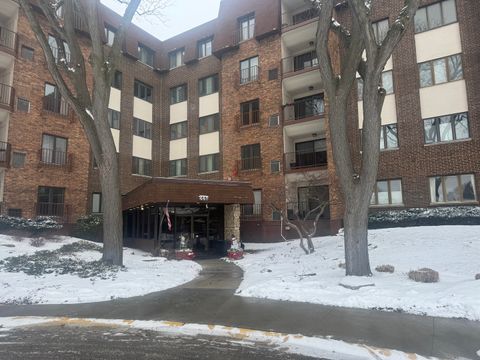 Photo of 448 Raintree Court #1C, Glen Ellyn, IL 60137 (MLS # 12553532)
