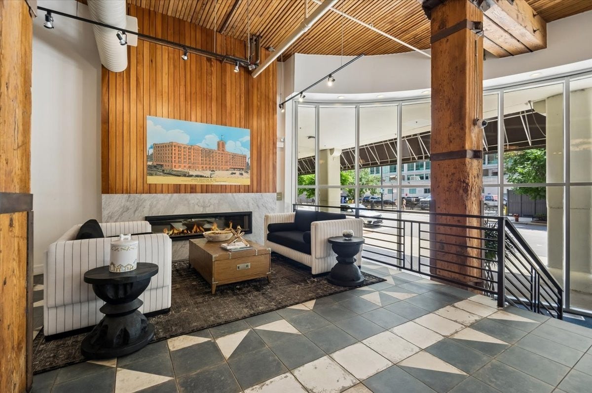 360 W Illinois Street 1F
