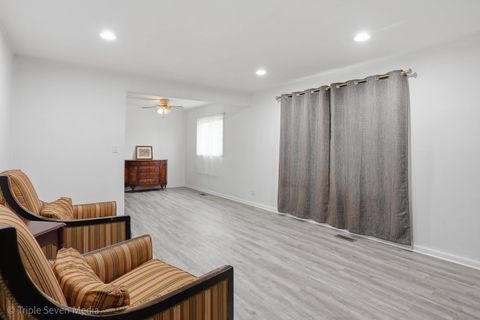 Tiny photo for 1000 N Bluebonnet Lane, Hoffman Estates, IL 60169 (MLS # 12621777)