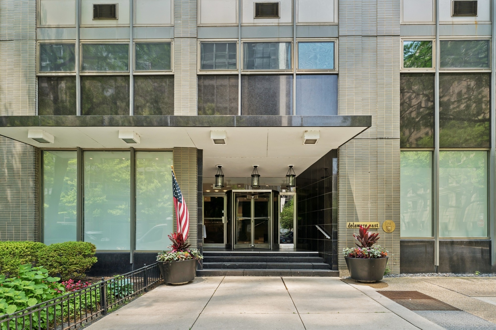 253 E DELAWARE Place 4D