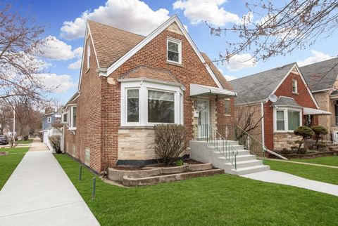 Tiny photo for 5158 W Carmen Avenue W, Chicago, IL 60630 (MLS # 12615090)