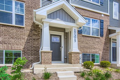 Photo of 17325 Roscommon Road, Tinley Park, IL 60477 (MLS # 12436345) Photo of 17325 Roscommon Road, Tinley Park, IL 60477 (MLS # 12436345)
