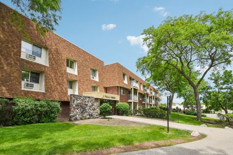 Photo of 1 Villa Verde Drive #211, Buffalo Grove, IL 60089 (MLS # 12660710)