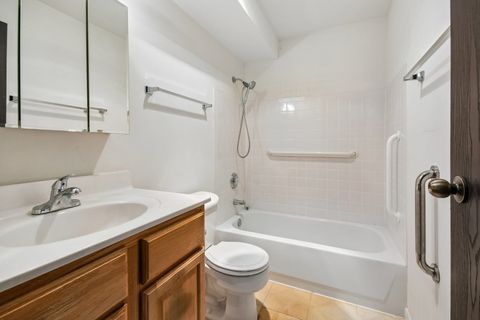 Tiny photo for 1 Villa Verde Drive #211, Buffalo Grove, IL 60089 (MLS # 12660710)