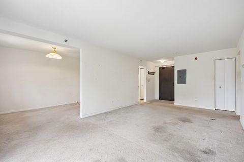 Tiny photo for 1 Villa Verde Drive #211, Buffalo Grove, IL 60089 (MLS # 12660710)