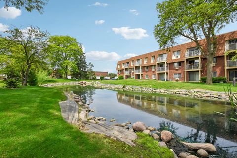 Tiny photo for 1 Villa Verde Drive #211, Buffalo Grove, IL 60089 (MLS # 12660710)
