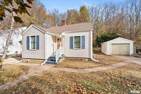 Photo of 511 WAVERLY Road, Davenport, IA 52804 (MLS # QC4269307)