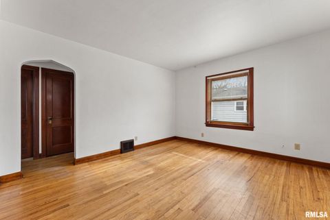 Tiny photo for 511 WAVERLY Road, Davenport, IA 52804 (MLS # QC4269307)