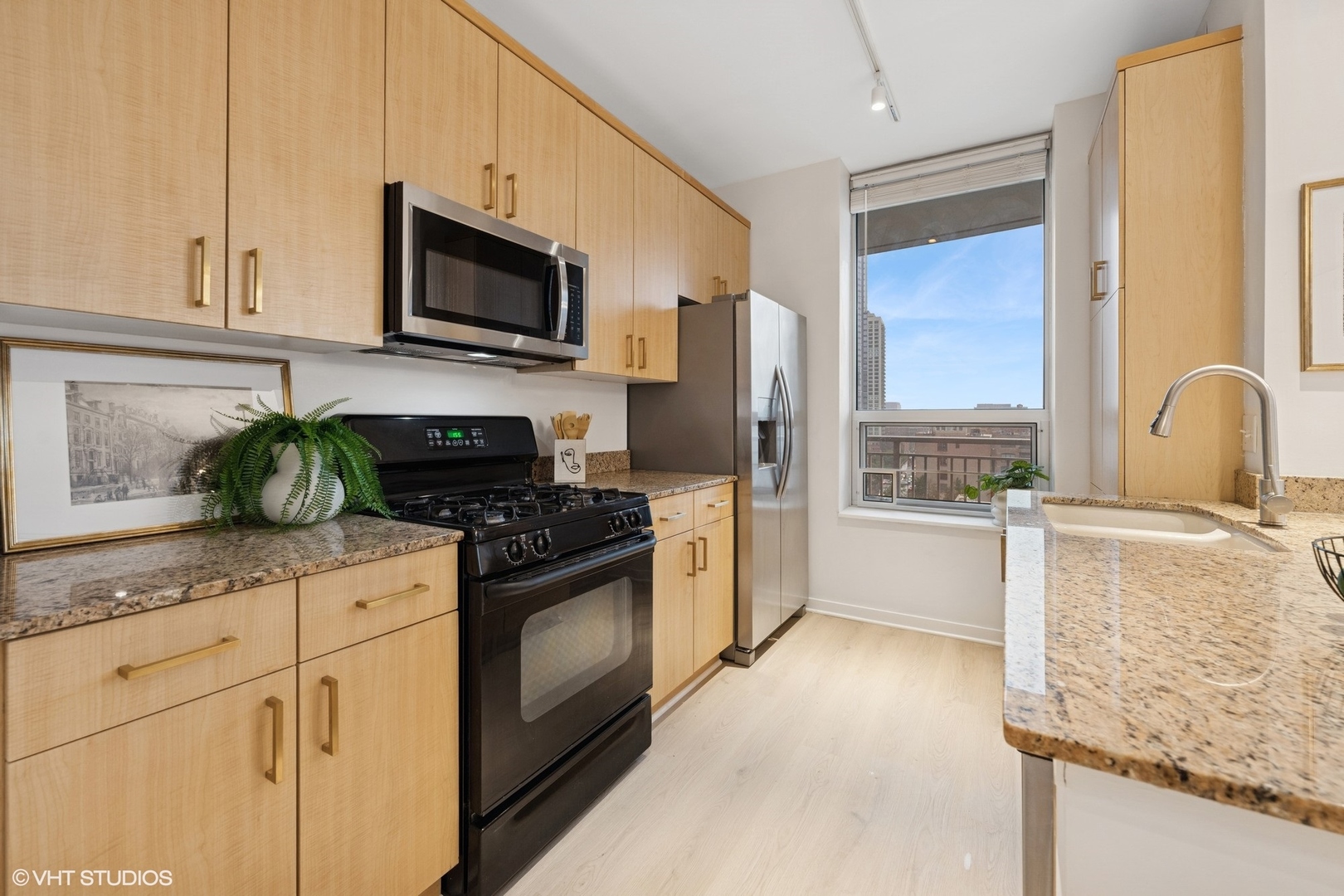 330 W Grand Avenue 904
