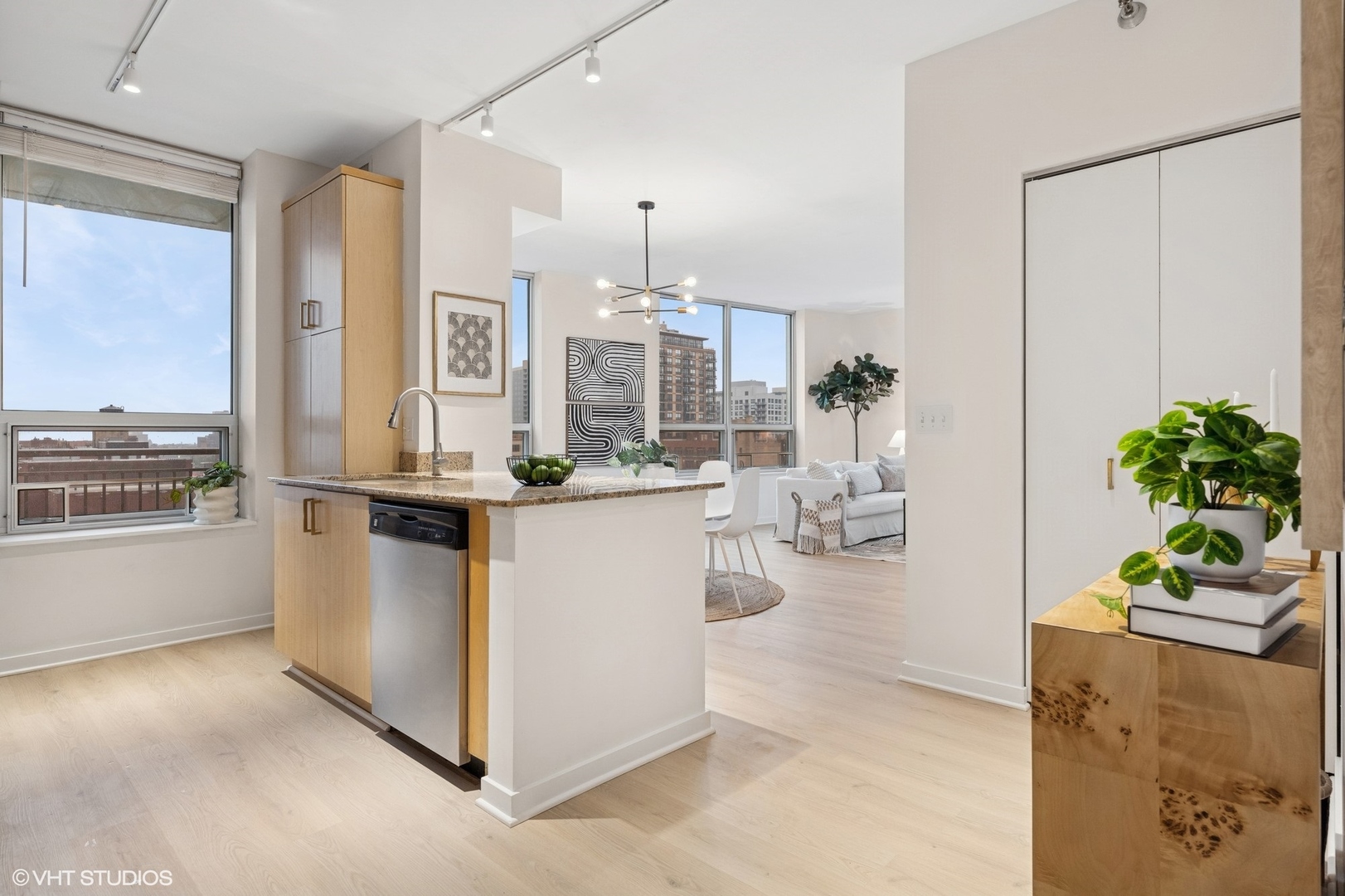 330 W Grand Avenue 904