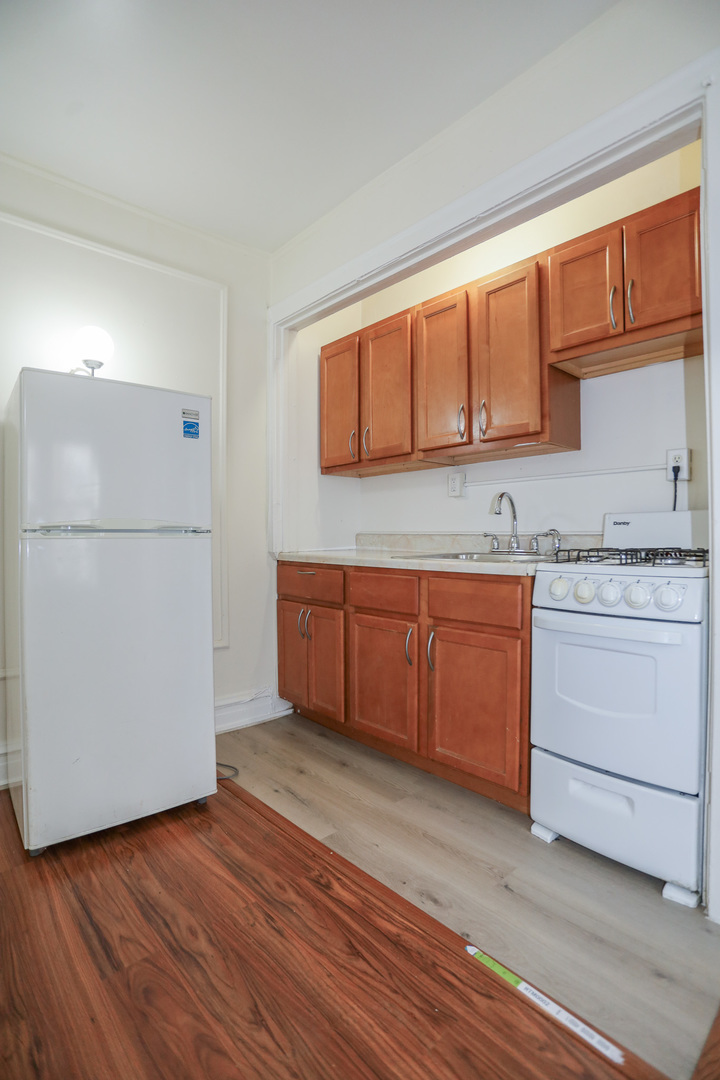 941 W agatite Avenue 212