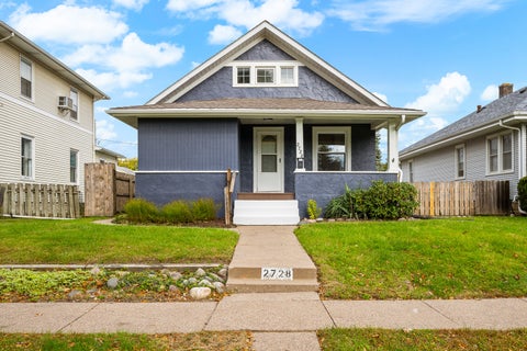 Photo of 2728 E 18th Street, Davenport, IA 52803 (MLS # 12762401)