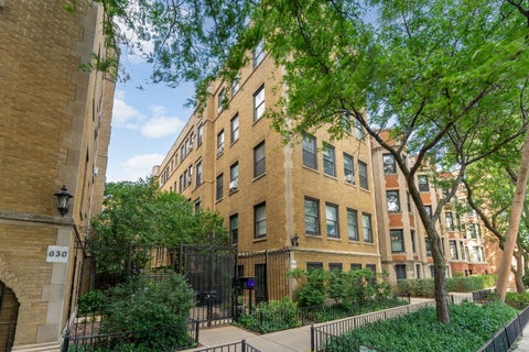 Photo of 626 W Waveland Avenue #3B, Chicago, IL 60613 (MLS # 12755452)