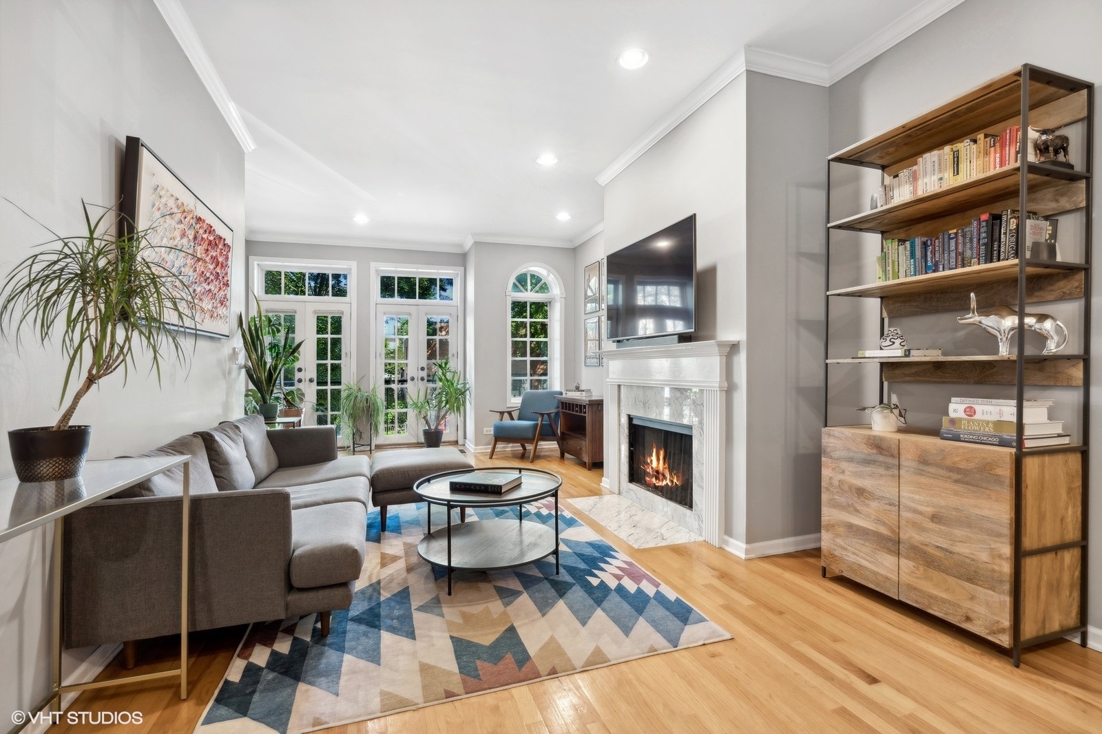 829 W WOLFRAM Street 2