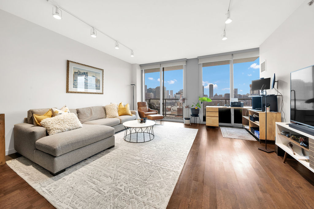 910 W HURON Street 1010