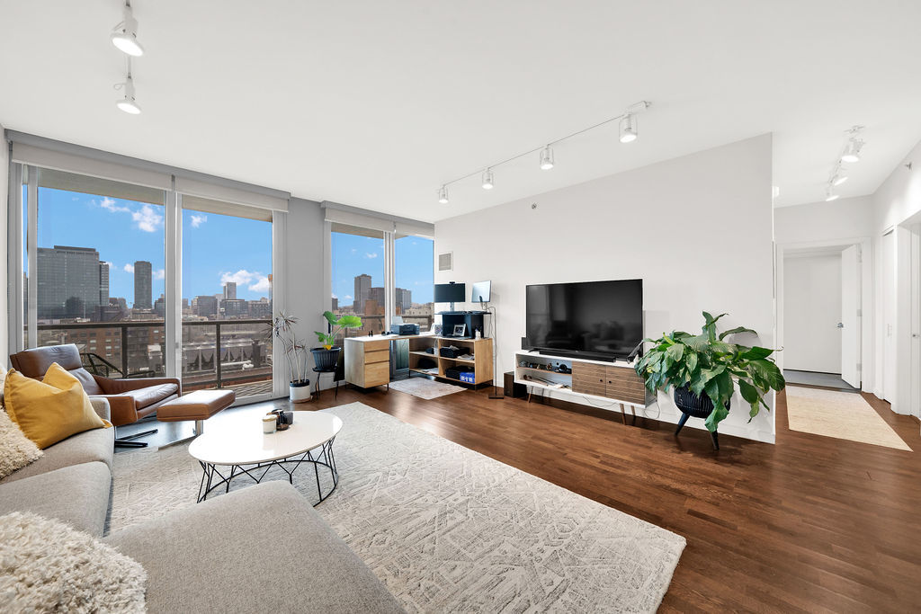 910 W HURON Street 1010