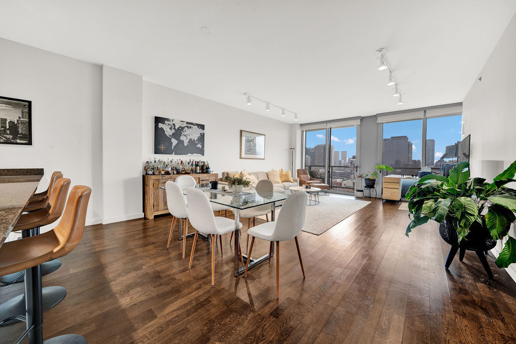 910 W HURON Street 1010