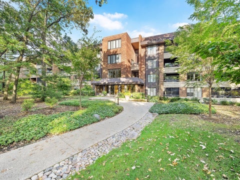 Tiny photo for 1401 Burr Oak Road #114B, Hinsdale, IL 60521 (MLS # 12705728)