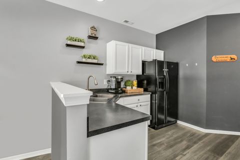Tiny photo for 2904 Falling Waters Drive #2904, Lindenhurst, IL 60046 (MLS # 12632348)