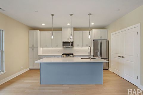 Tiny photo for 319 S Glendale Avenue #204, Barrington, IL 60010 (MLS # 12504921)