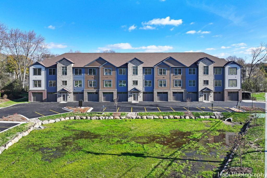 Photo for 319 S Glendale Avenue #204, Barrington, IL 60010 (MLS # 12504921)