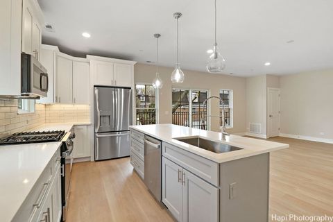 Tiny photo for 319 S Glendale Avenue #204, Barrington, IL 60010 (MLS # 12504921)