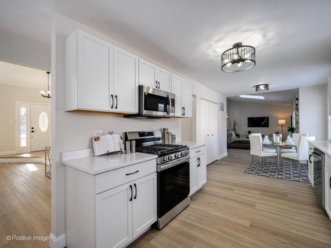 Tiny photo for 1100 N Warwick Circle, Hoffman Estates, IL 60169 (MLS # 12543963)