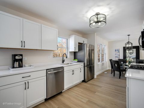 Tiny photo for 1100 N Warwick Circle, Hoffman Estates, IL 60169 (MLS # 12543963)