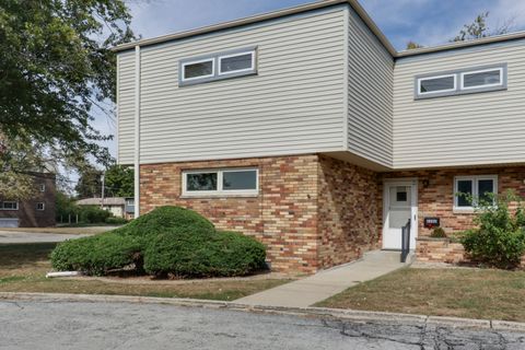 Photo of 2202 E Lincoln Street #7, Bloomington, IL 61701 (MLS # 12483297)