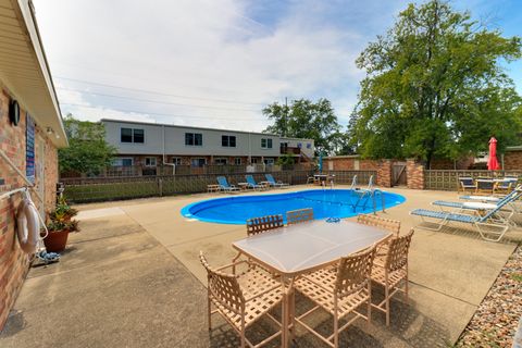 Tiny photo for 2202 E Lincoln Street #7, Bloomington, IL 61701 (MLS # 12483297)