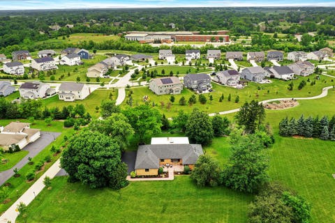 Tiny photo for 5 Bruce Circle N, Hawthorn Woods, IL 60047 (MLS # 12667395)