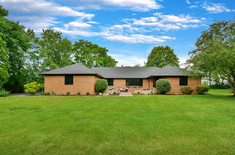 Photo of 5 Bruce Circle N, Hawthorn Woods, IL 60047 (MLS # 12667395)