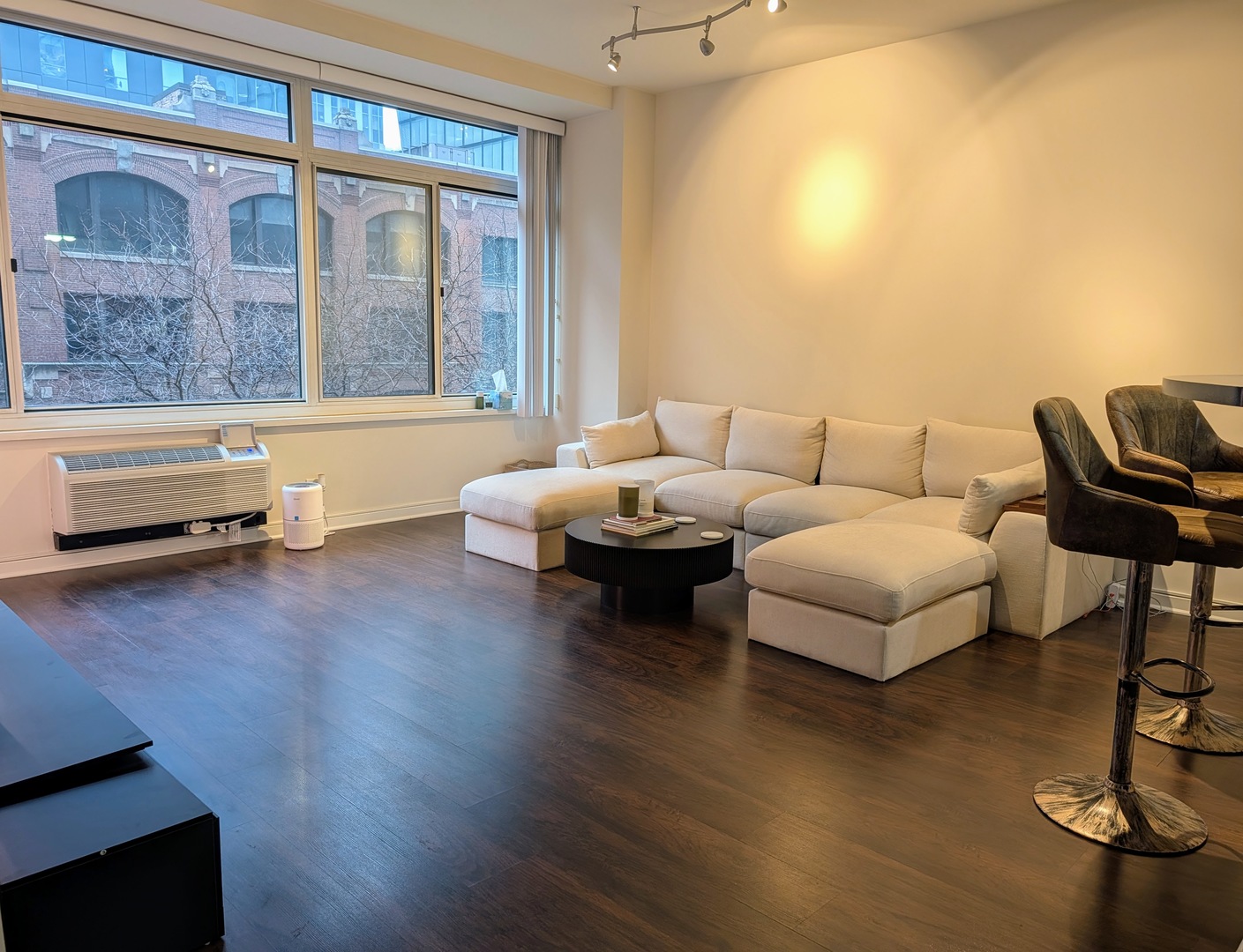 211 E OHIO Street 523