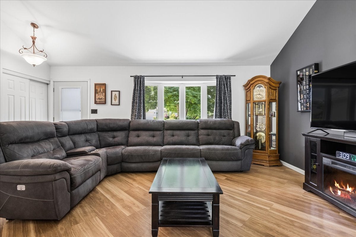 124 S Glenbrook Trail