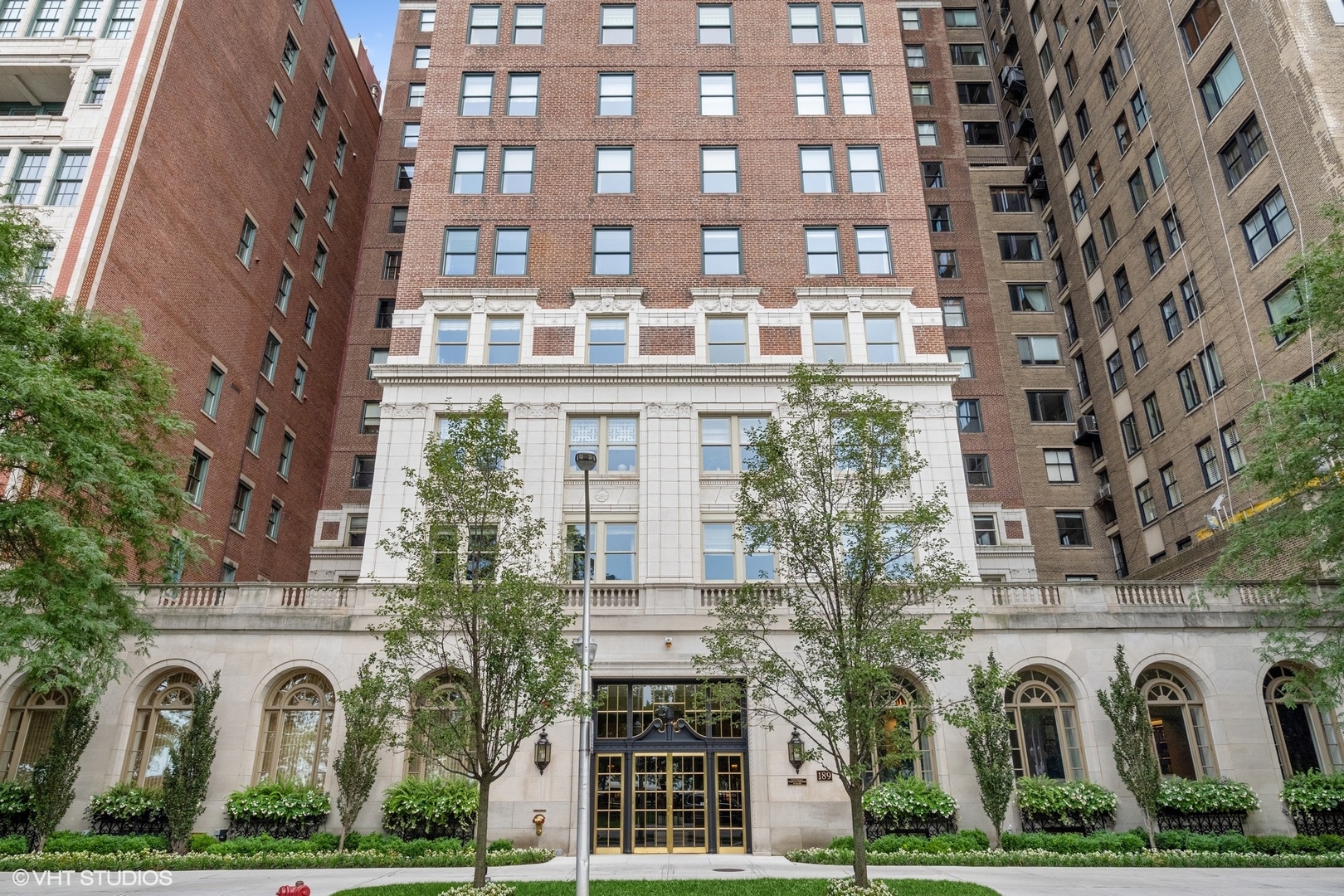 189 E Lake Shore Drive 15W
