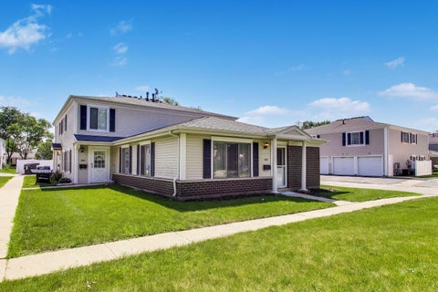 Tiny photo for 1313 cove Drive #211A, Prospect Heights, IL 60070 (MLS # 12699869)
