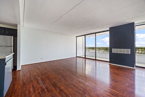 Tiny photo for 2005 S Finley Road #1204, Lombard, IL 60148 (MLS # 12488119)