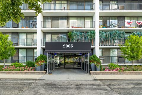 Tiny photo for 2005 S Finley Road #1204, Lombard, IL 60148 (MLS # 12488119)