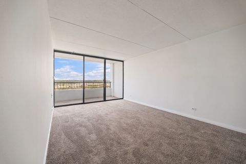 Tiny photo for 2005 S Finley Road #1204, Lombard, IL 60148 (MLS # 12488119)